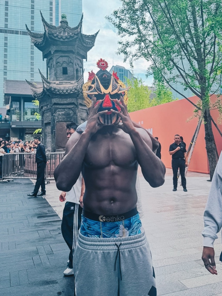 开云体育下载-玩得挺开心！森林狼官方晒爱德华兹中国行照片